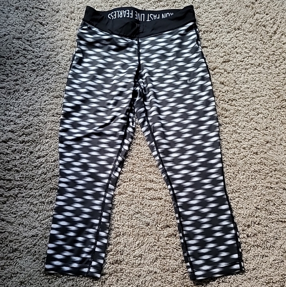 Nile dry-fit Cropped Leggings Size small - Picture 1 of 4